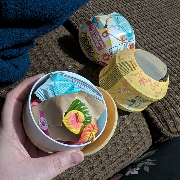 Mini verse Make It Mini Capsule Lifestyle Series 1 - Flamingo Lilies - Picture 5 of 7